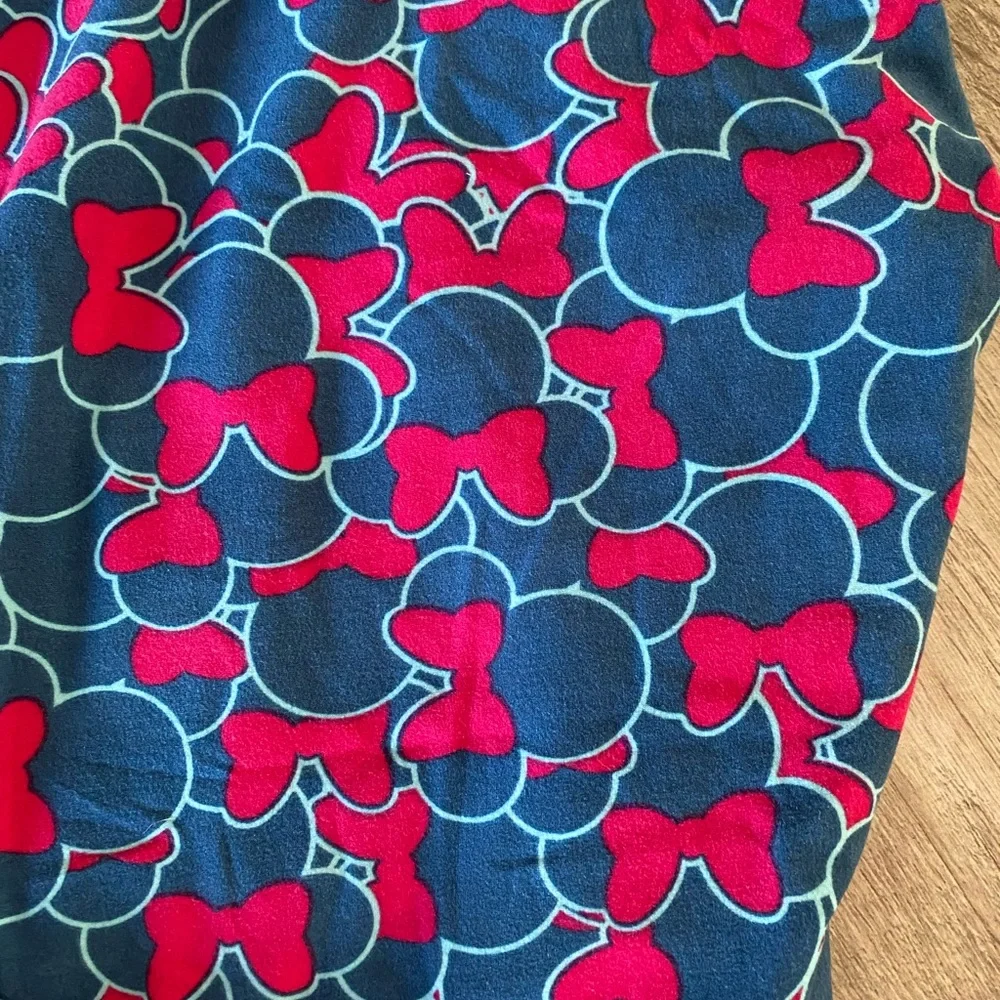 Lularoe Disney Minnie Mouse
One-of-a-kind leggings One Size
All over Minnie - Picture 3 of 5